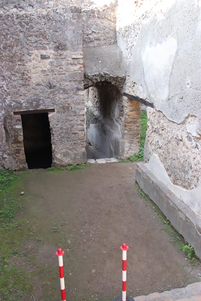 HGW24 Pompeii. Villa of Diomedes. October 2023. 
Looking west across room at base of steps from peristyle area. Photo courtesy of Klaus Heese.
(Fontaine – room 5,18)