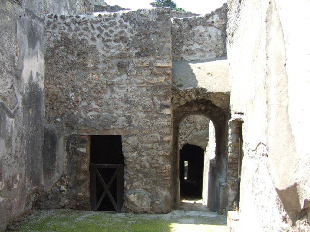 HGW24 Pompeii. May 2006. Looking west through square hole in exterior wall, on south side of entrance at HGW25.
The doorway on the right, would lead to the “wagon’s entrance” in the side entrance.