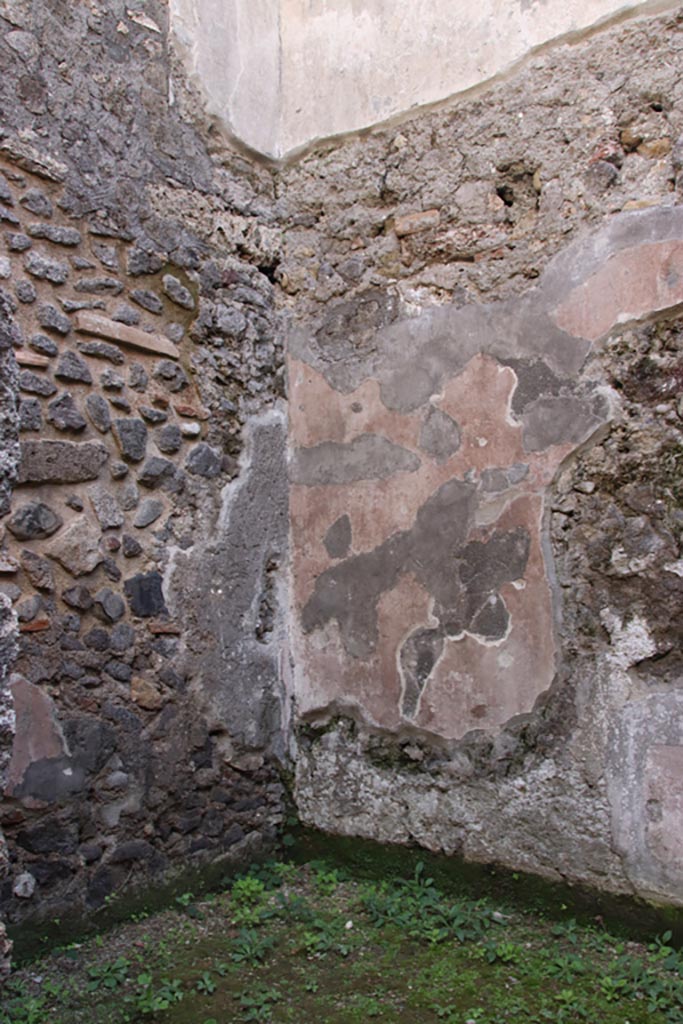HGW24 Pompeii. Villa of Diomedes. October 2023. 
Room 5,16, south-east corner. Photo courtesy of Klaus Heese.