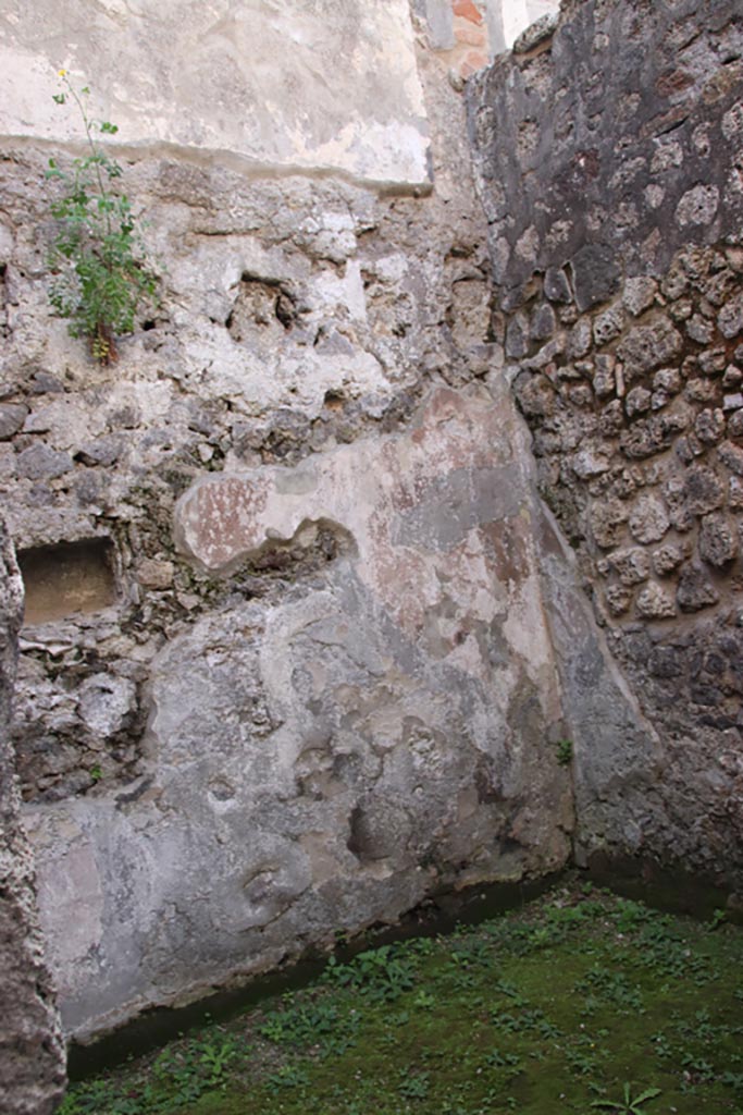 HGW24 Pompeii. Villa of Diomedes. October 2023. 
Room 5,16, south-west corner. Photo courtesy of Klaus Heese.