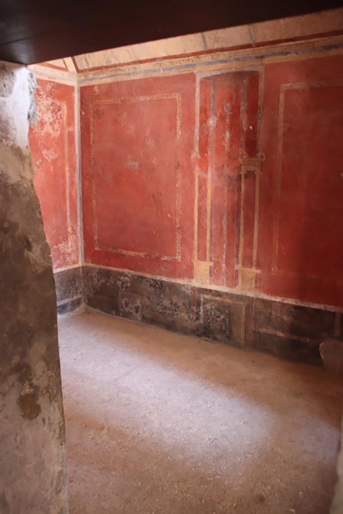 HGW24 Pompeii. Villa of Diomedes. October 2023. 
South-east corner and south wall, from doorway. Photo courtesy of Klaus Heese.
(Villa Diomedes Project – area 61).
(Fontaine, room 5,13).
