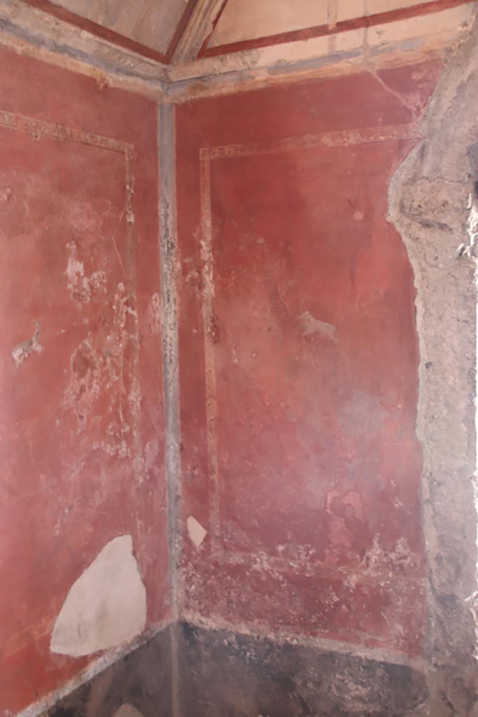 HGW24 Pompeii. Villa of Diomedes. October 2023. 
South-west corner, and west wall on south side of window. Photo courtesy of Klaus Heese.
(Villa Diomedes Project – area 61).
(Fontaine, room 5,13).