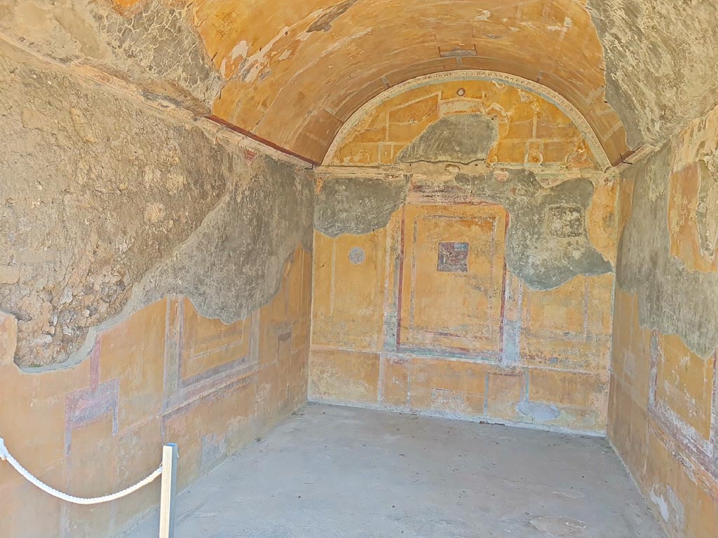 HGW24 Pompeii. March 2024. Looking east into room on east side of garden. Photo courtesy of Giuseppe Ciaramella.
(Villa Diomedes Project – area 54).
(Fontaine, room 5,7).