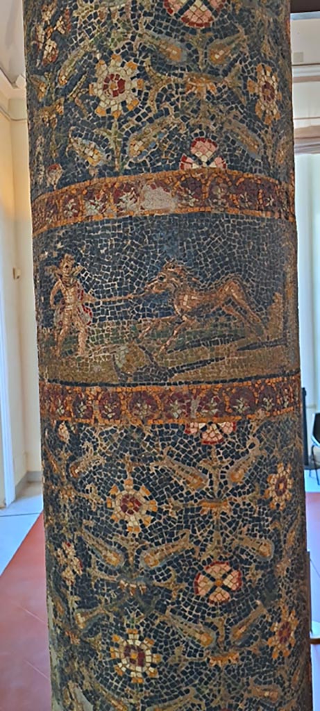 HGE12 Villa of the Mosaic Columns. September 2024.
Detail from mosaic column, inv. no. 10000.
Photo courtesy of Giuseppe Ciaramella.