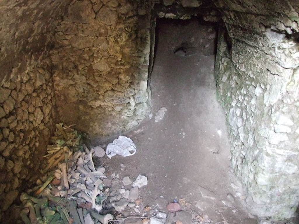 HGE12 Pompeii. December 2006. Looking north into cellar. On the extreme front right of this cellar on 17th October 1905 a skeleton of a slave with iron fetters around his leg bones was found. On the right of the photo can be seen a doorway into a room where on the 31st October 1905 another skeleton was found. See Notizie degli Scavi di Antichità, 1910, p. 259-260, fig. 3.