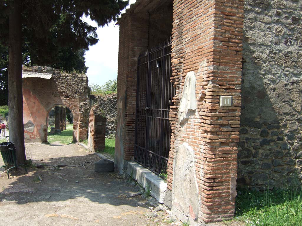HGE12 Pompeii. May 2006. Entrance doorway, looking north along Via dei Sepolcri.