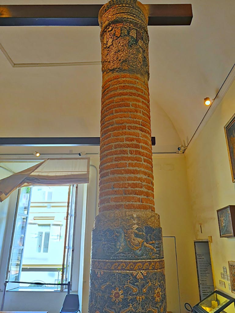 HGE12 Villa of the Mosaic Columns. September 2024. Detail from mosaic column, inv. n. 9996.
Now in Naples Archaeological Museum. Photo courtesy of Giuseppe Ciaramella.