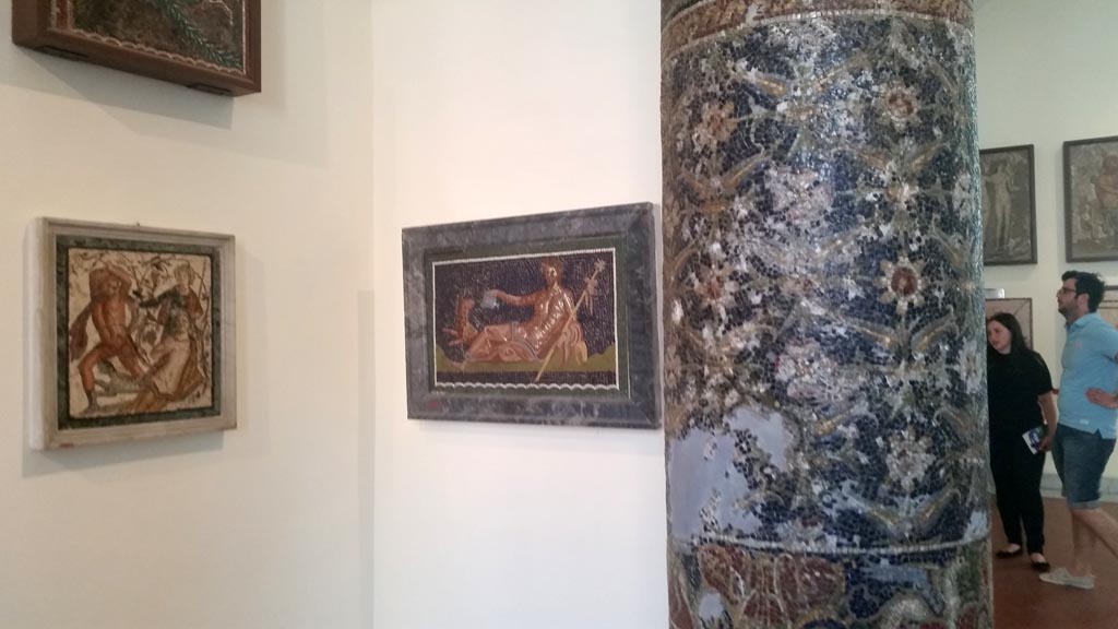 HGE12 Villa of the Mosaic Columns. August 2016. 
Detail from column on display in Naples Archaeological Museum. Photo courtesy of Maribel Velasco.