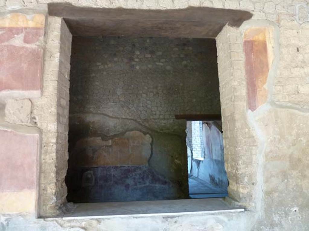 Villa San Marco, Stabiae, September 2015. Portico 5, looking through window in north wall to room 18.