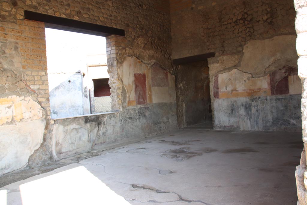 Villa San Marco, Stabiae, October 2022. 
Room 21, looking towards south-east corner between window and doorway to room 18, and south wall. Photo courtesy of Klaus Heese.