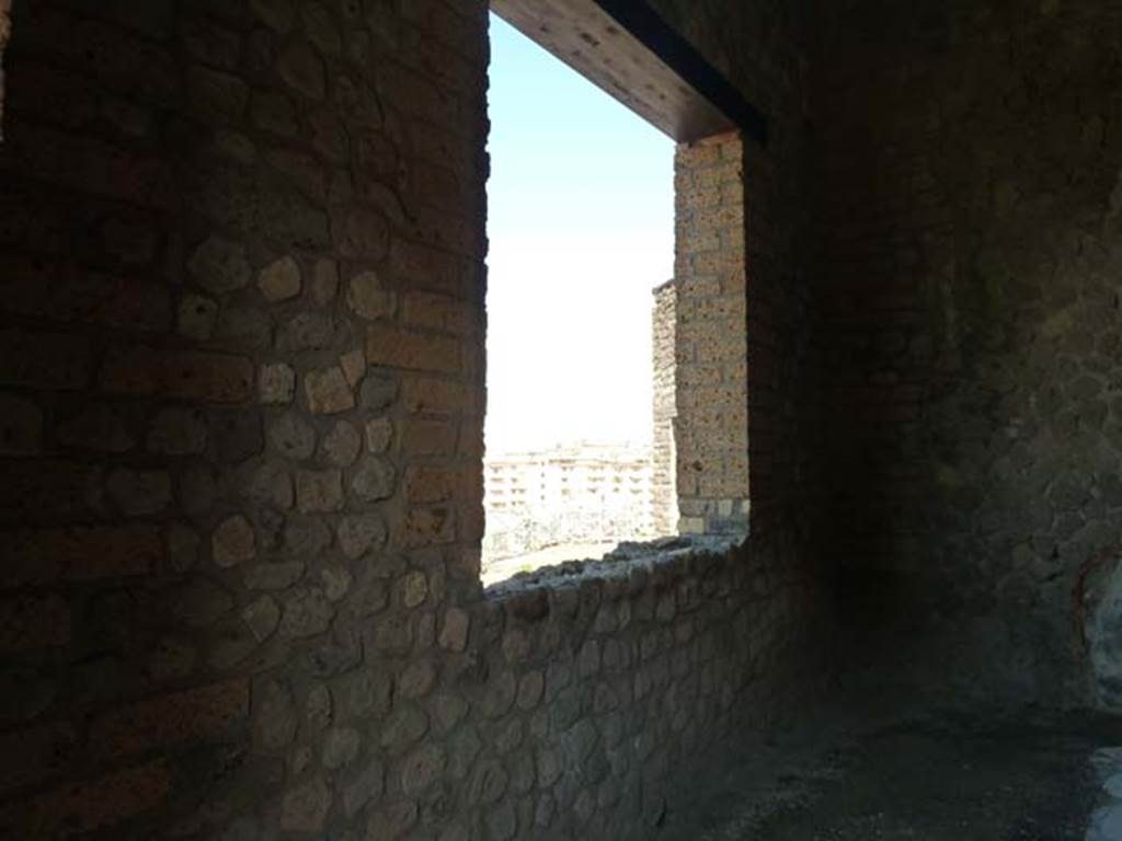 Villa San Marco, Stabiae, September 2015. Room 21, north wall with window overlooking the view of Castellammare.