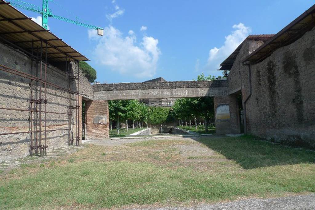 Castellammare di Stabia, Villa San Marco, July 2010. Room 16, looking south across oecus towards pool in centre of garden area. Photo courtesy of Michael Binns.
