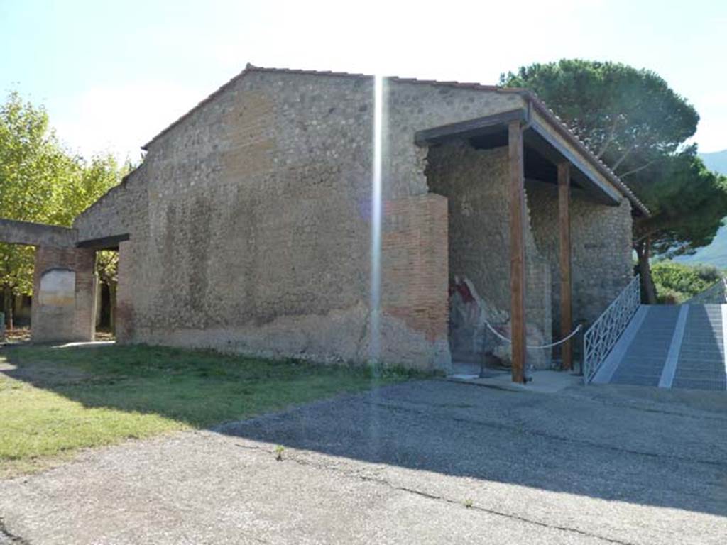Villa San Marco, Stabiae, September 2015. Room 16, west wall and entrance to corridor 11, centre. On the right is the modern ramp leading west to the area of peristyle 66.