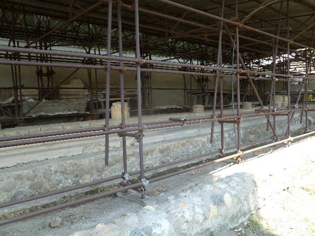Villa San Marco, Stabiae, July 2010. Area 66, garden peristyle area. Looking towards south wall of portico 2. Photo courtesy of Michael Binns.