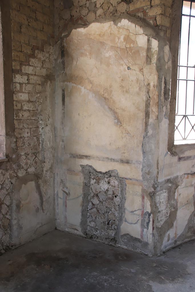 Villa San Marco, Stabiae, October 2022. 
Room 12, detail from between windows on south side. Photo courtesy of Klaus Heese.