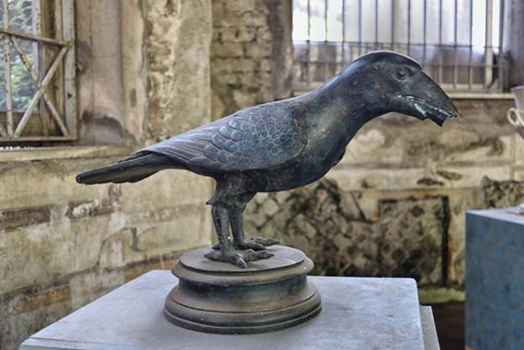 Villa San Marco, Stabiae, April 2018 Room 12, reproduction of bronze crow or raven. Photo courtesy of Ian Lycett-King. Use is subject to Creative Commons Attribution-NonCommercial License v.4 International.