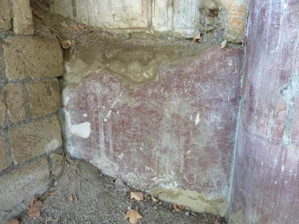 Villa San Marco, Stabiae, September 2015.  Area 65, lower area beneath niche 3 with the stuccoed Fortuna, showing a tripod and person making an offering.
