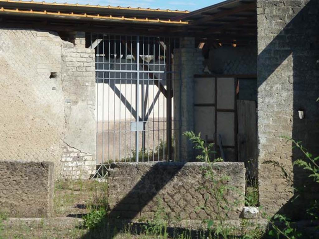 Villa San Marco, Stabiae, September 2015. Looking north from tablinum towards the main gateway to the Villa.
According to the information card – 
“at the side of the main doorway (right on photo) is a small room made of hurdle, which was possibly used by a slave who served as the doorkeeper.”