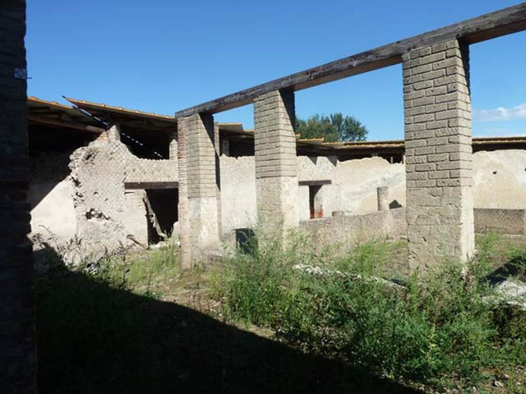 Villa San Marco, Stabiae, September 2015. 
Looking from tablinum along the west side of outer structure with rooms around the peristyle area.