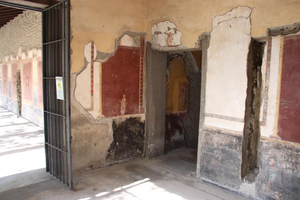 Villa San Marco, October 2022. 
Room 30, north-east corner with painted figures and doorway to room 50. Photo courtesy of Klaus Heese.