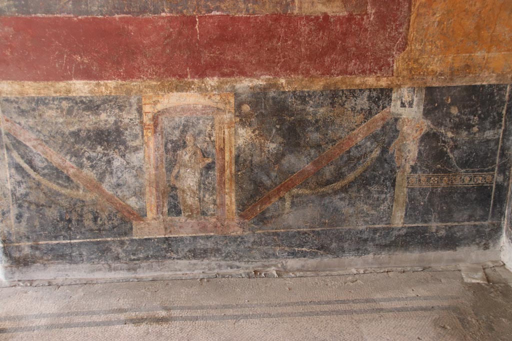 Villa San Marco, Stabiae, October 2022. 
Room 53, detail of zoccolo at north end of alcove on east side. Photo courtesy of Klaus Heese.