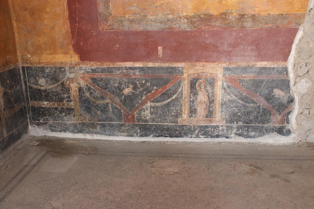 Villa San Marco, Stabiae, October 2022. 
Room 53, flooring in alcove, and detail of zoccolo on rear (east) wall in alcove on east side. Photo courtesy of Klaus Heese.