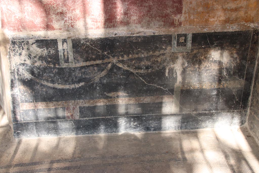 Villa San Marco, Stabiae, October 2022. 
Room 53, detail of zoccolo between first and second window in south wall. Photo courtesy of Klaus Heese.