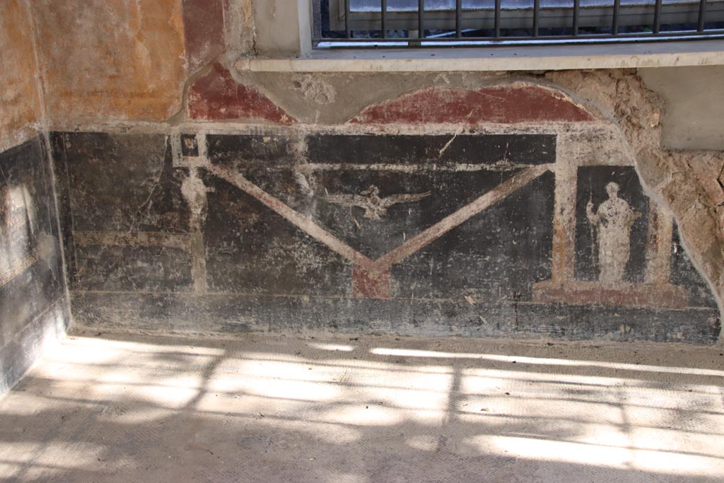Villa San Marco, Stabiae, October 2022. 
Room 53, detail of zoccolo under the second window in south wall. Photo courtesy of Klaus Heese.