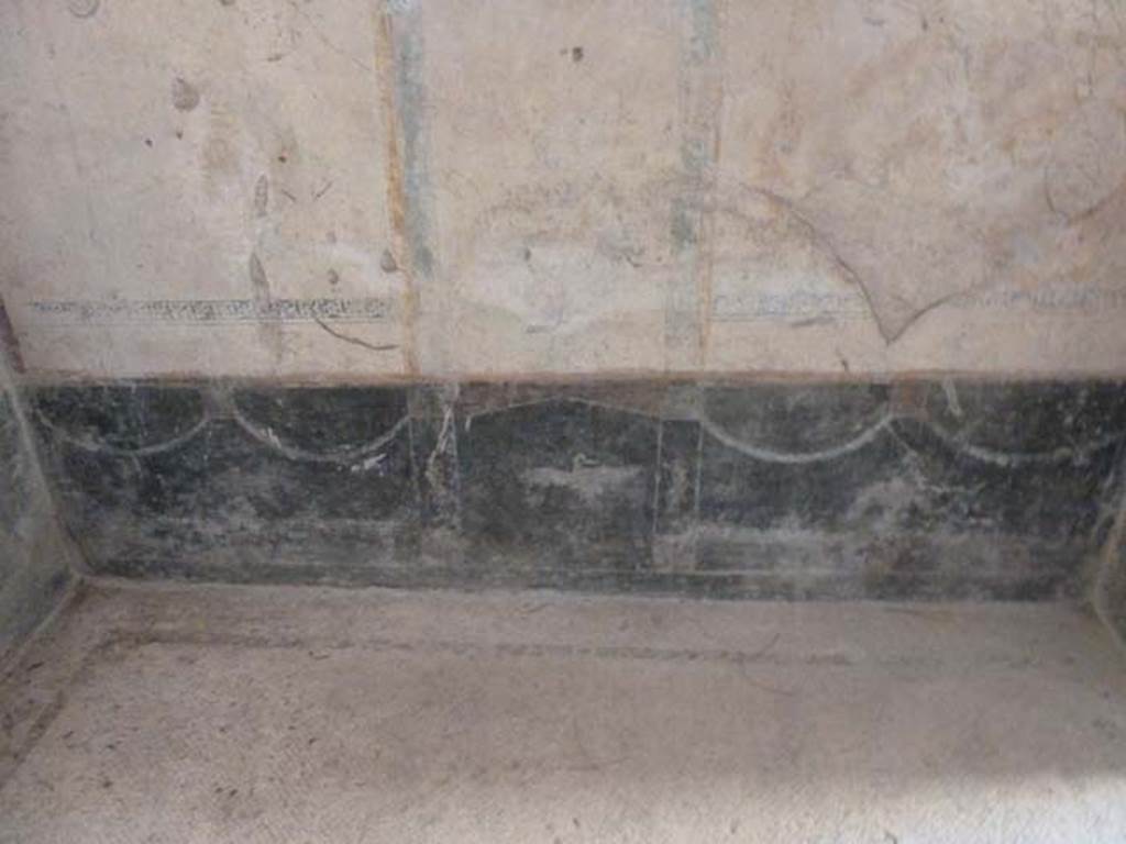 Villa San Marco, Stabiae, September 2015. Room 61, black zoccolo of west wall.
