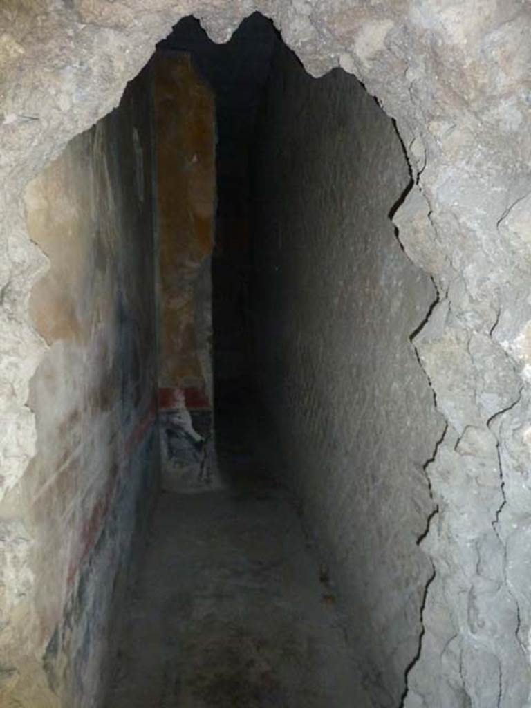 Villa San Marco, Stabiae, September 2015. Room 26, gaping hole, from 18th century tunnelling, in south wall near west wall of kitchen.
Looking north into room 27, and the narrow corridor 39 that joins with corridor 49.