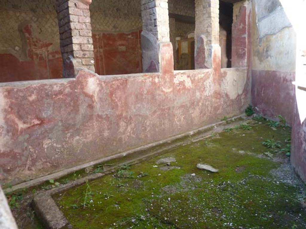 Villa San Marco, Stabiae, September 2015. Small garden area 28, looking north-west towards the painted wall beneath the porticoed windows of corridor 32.