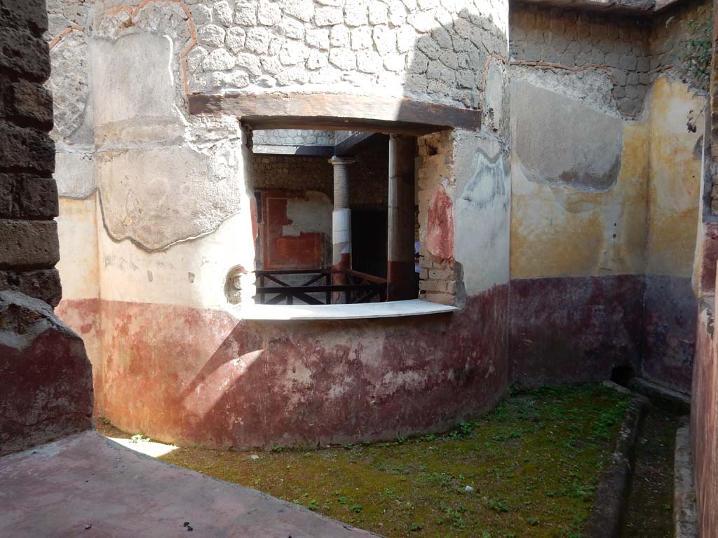 Villa San Marco, Stabiae, June 2019. Small garden area 28, looking north towards apsed window.
Photo courtesy of Buzz Ferebee