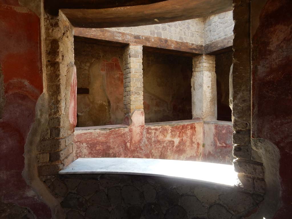 Villa San Marco, Stabiae, June 2019. Room 25, from apsed window into small garden area. 
Photo courtesy of Buzz Ferebee