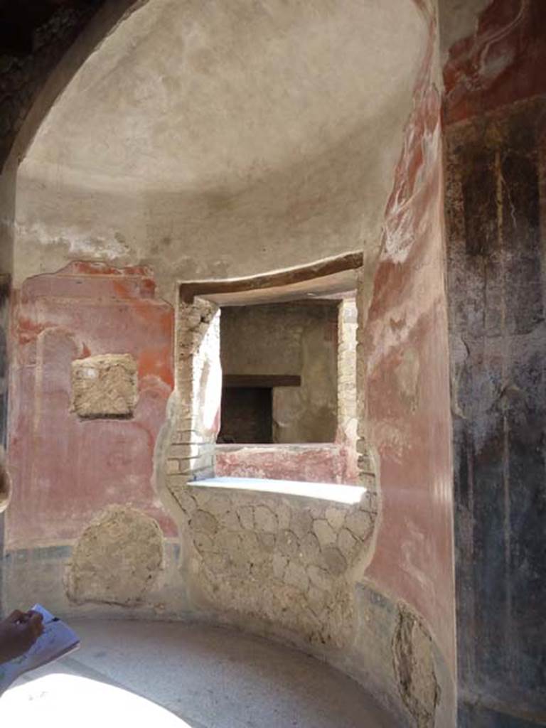 Villa San Marco, Stabiae, September 2015. Room 25, south side, with apsed window overlooking small garden 28.
