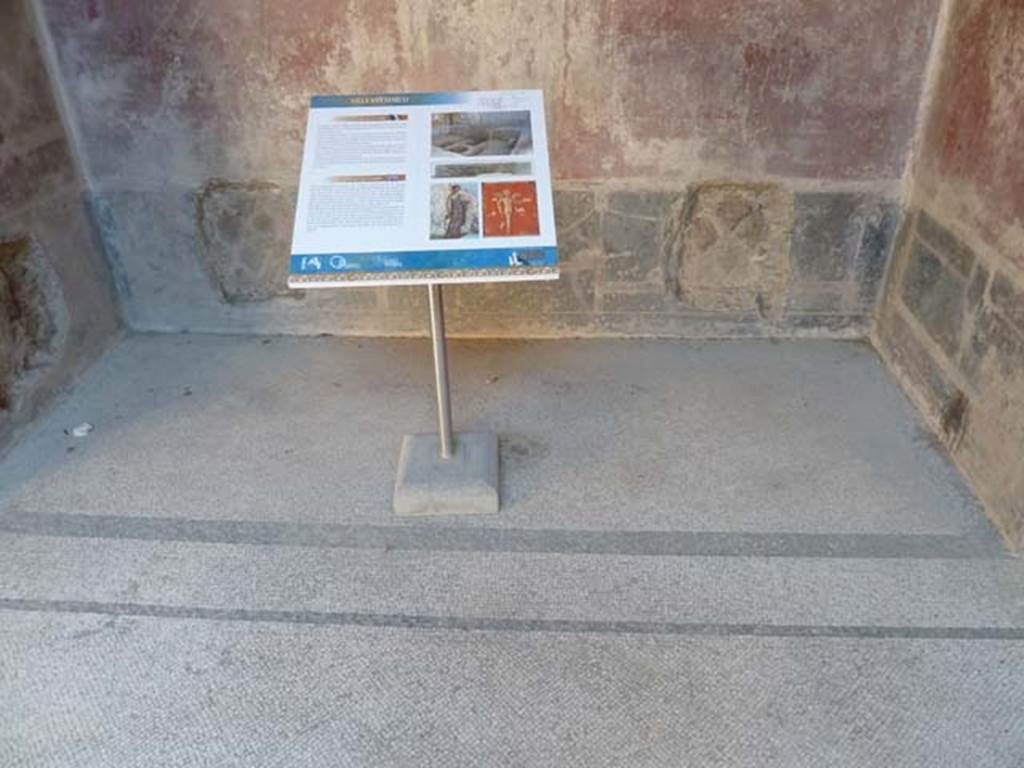 Villa San Marco, Stabiae, September 2015. Room 25, floor in alcove on east side.