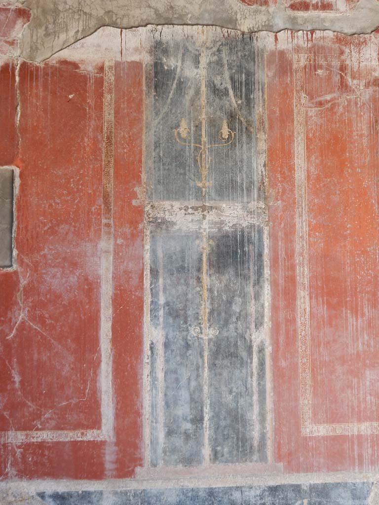 Villa San Marco, Stabiae, June 2019. Room 25, detail of painted decoration in centre of alcove on west side. 
Photo courtesy of Buzz Ferebee