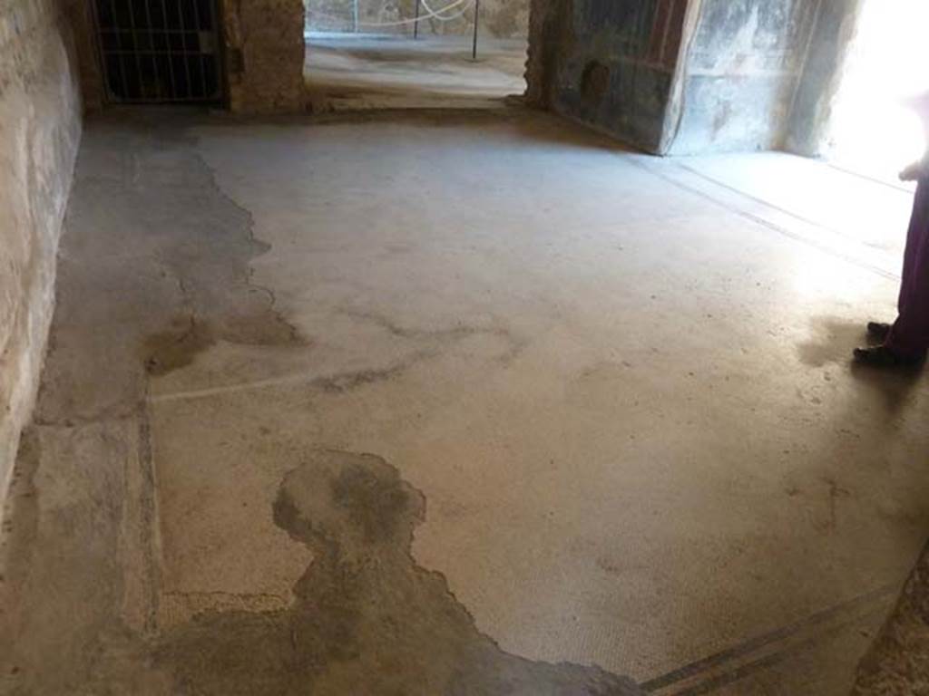 Villa San Marco, Stabiae, September 2015. Room 35, looking north across mosaic flooring, with the floor of the alcove, on the right.