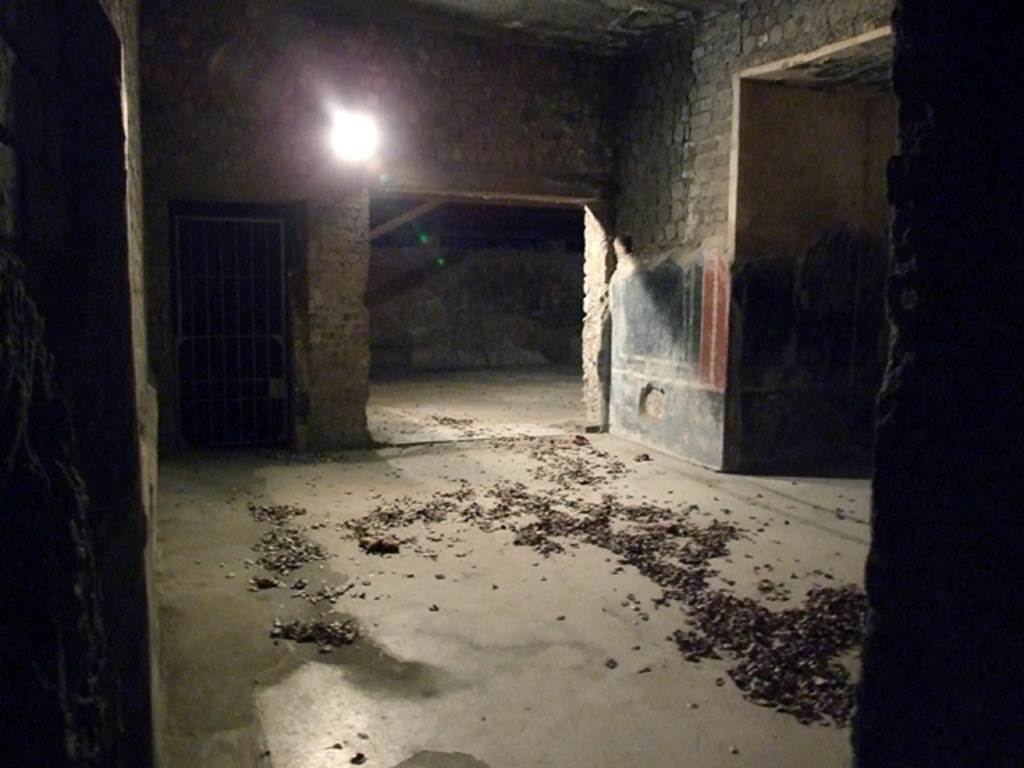 Castellammare di Stabia, Villa San Marco, December 2006. Doorway to room 35, anteroom. Looking north to doorway to room 46, on left, and room 48, the palestra or gymnasium, in centre. On the right, is a square alcove in the anteroom.