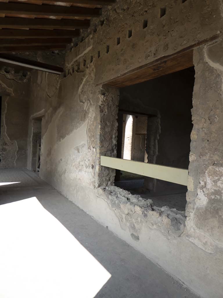 Villa of Mysteries, Pompeii. September 2017. Portico P6, east wall with window into room 47.
Foto Annette Haug, ERC Grant 681269 DÉCOR.