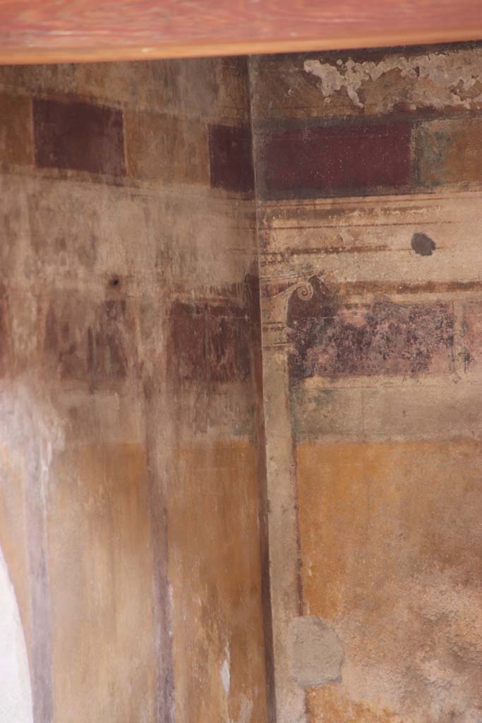 Villa of Mysteries, Pompeii. September 2021. 
Room 42, detail from north-east corner. Photo courtesy of Klaus Heese.