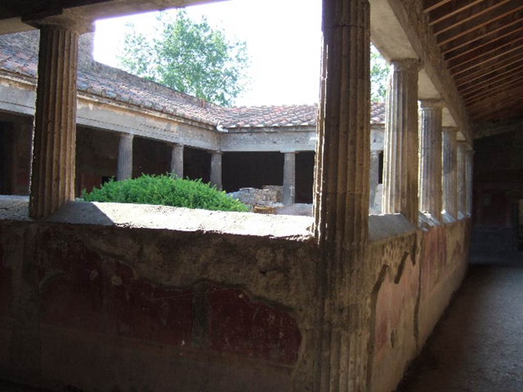 Villa of Mysteries, Pompeii. May 2006. South side of peristyle B, looking north from south-east corner.