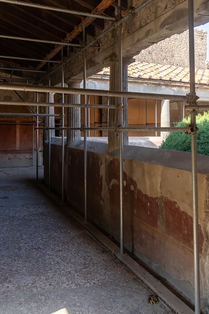 Villa of Mysteries, Pompeii. October 2023. 
South wall, or pluteus, of peristyle B. Looking west from south-east corner.
Photo courtesy of Johannes Eber.