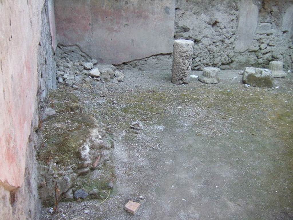 Villa of Mysteries, Pompeii. May 2006. Room 33, north-east corner.