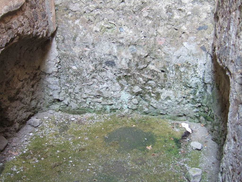 Villa of Mysteries, Pompeii. May 2006. Room 29, east wall with recesses at either end.