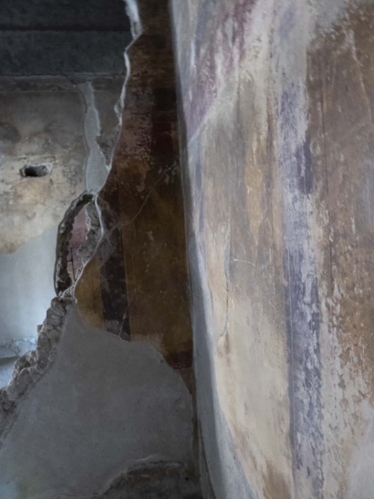 Villa of Mysteries, Pompeii. September 2017. 
Room 21, looking along west wall towards south-west corner. At the rear of the wall is room 20.
Foto Annette Haug, ERC Grant 681269 DÉCOR.