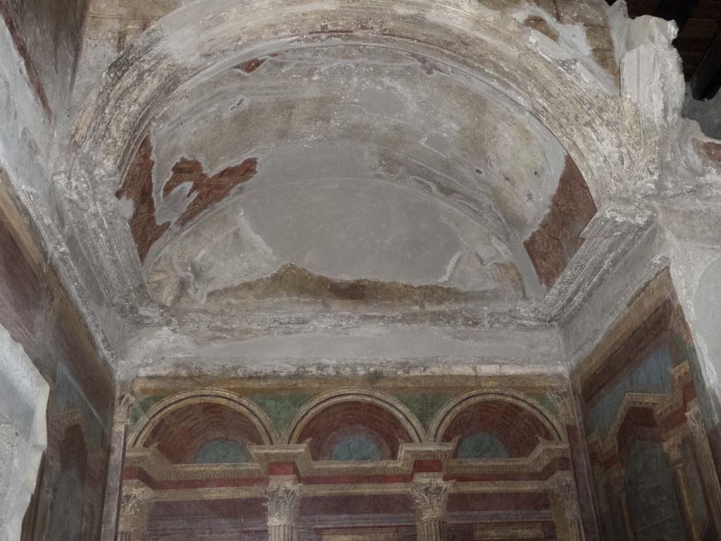 Villa of Mysteries, Pompeii. September 2017. Room 16, detail of upper arched recess ceiling above alcove against east wall. 
Foto Annette Haug, ERC Grant 681269 DÉCOR.