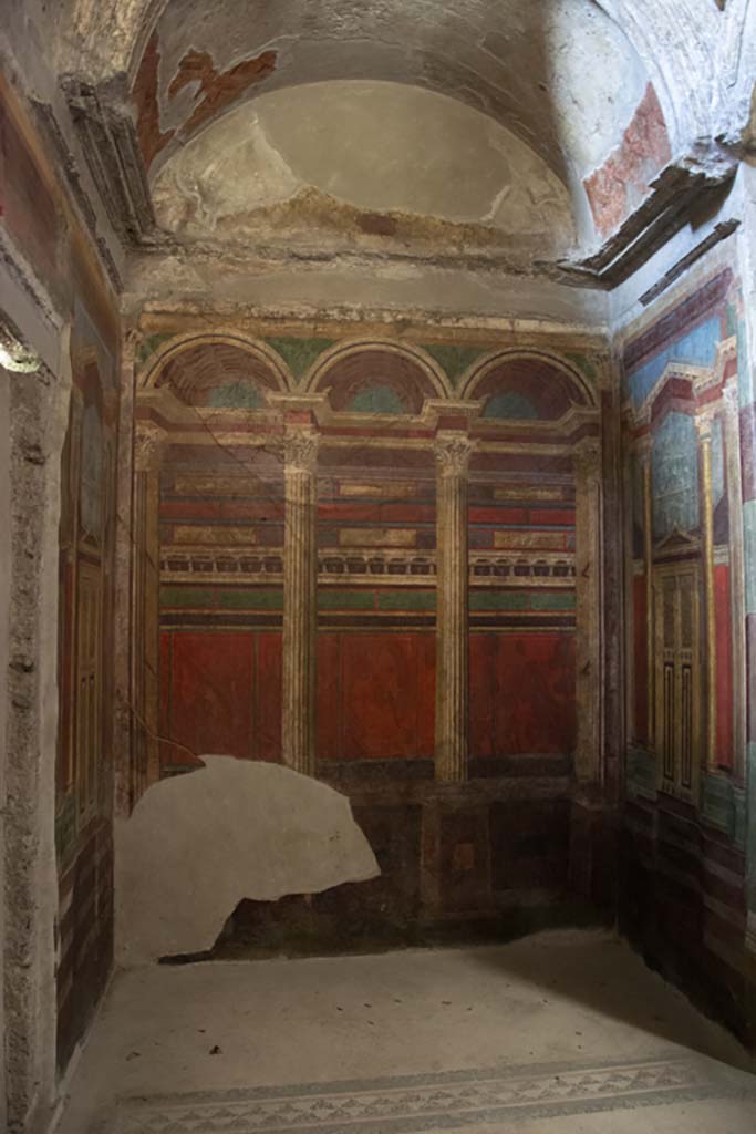 Villa of Mysteries, Pompeii. November 2017. 
Room 16, looking towards bed recess near east wall with mosaic flooring.
Foto Annette Haug, ERC Grant 681269 DÉCOR.