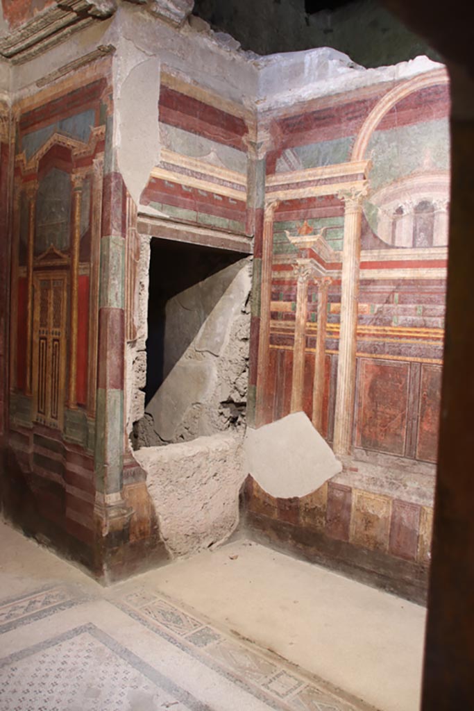 Villa of Mysteries, Pompeii. May 2024.  
Room 16, looking across bed recess towards south-east corner and south wall. Photo courtesy of Klaus Heese.