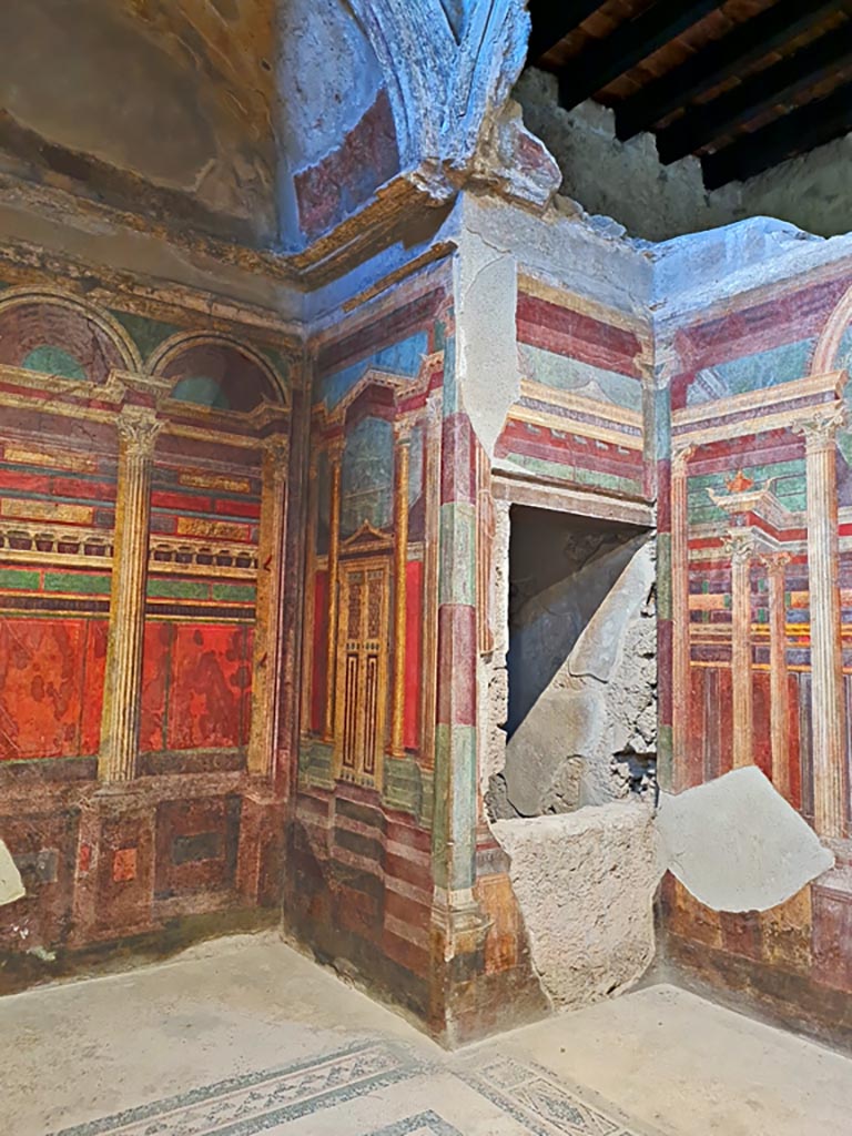 Villa of Mysteries, Pompeii. November 2023. 
Room 16, south-east corner with two bed recesses. Photo courtesy of Giuseppe Ciaramella.