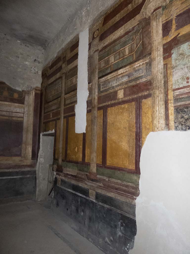 Villa of Mysteries, Pompeii. September 2017. 
Room 6, looking along east wall towards doorway to passage 7 in north-east corner.
Foto Annette Haug, ERC Grant 681269 DÉCOR.